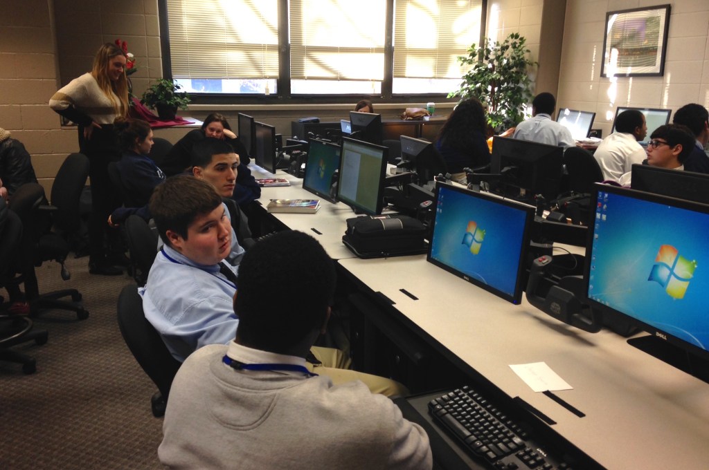 SPJ/ONA DePaul's Membership Coordinator Jenna Duddleston helps students with feature story ideas for the yearbook. (Photo / Emily Brosious)